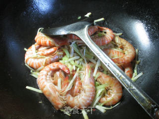 韭菜芽炒基围虾的做法步骤：7
