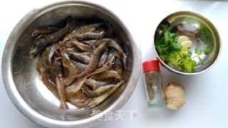 薄荷胡椒烧基围虾的做法步骤：1