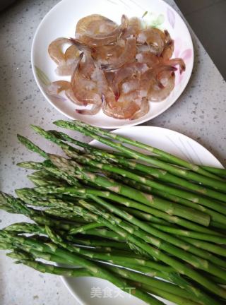 芦笋炒鲜虾的做法步骤：1