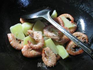 土豆炒基围虾 的做法步骤：5