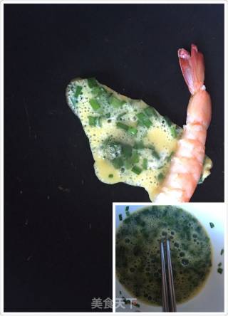 韭菜鸡蛋卷大虾的做法步骤：3