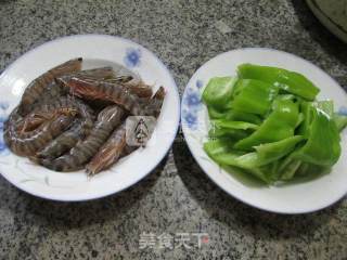 尖椒炒基围虾 的做法步骤：1