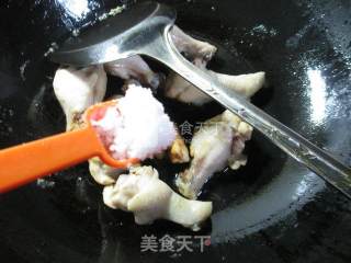 基围虾炒鸡翅根 的做法步骤：5