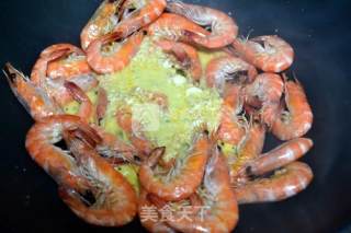 惹味蛋黄吮指虾，为大伙带来一道简易庆节菜的做法步骤：6