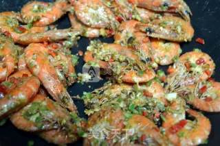 惹味蛋黄吮指虾，为大伙带来一道简易庆节菜的做法步骤：7