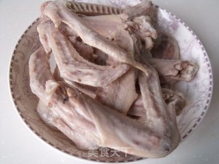 鸭翅烧基围虾的做法步骤：1