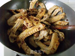 鸭翅烧基围虾的做法步骤：6