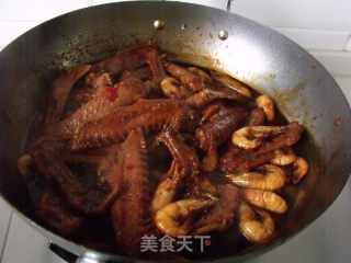 鸭翅烧基围虾的做法步骤：8