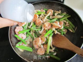 虾仁芦笋蟹味菇的做法步骤：9