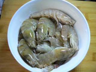 玛瑙蜜汁虾的做法步骤：1