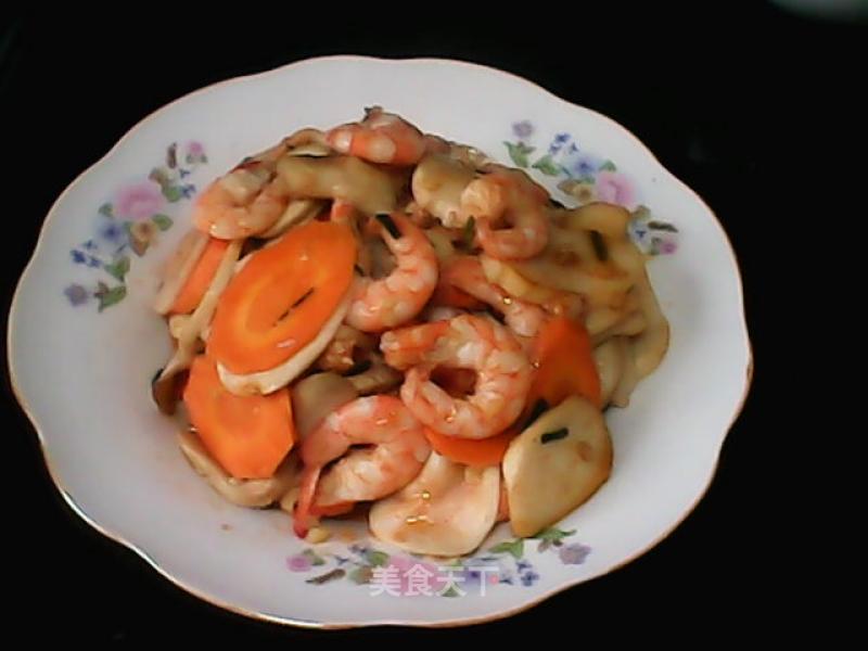 鸡腿菇炒大虾的做法