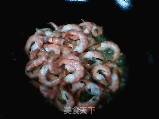 鸡腿菇炒大虾的做法步骤：3