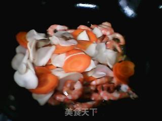 鸡腿菇炒大虾的做法步骤：4