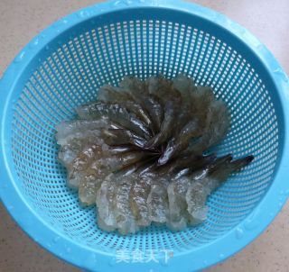 清蒸蒜蓉凤尾虾的做法步骤：1
