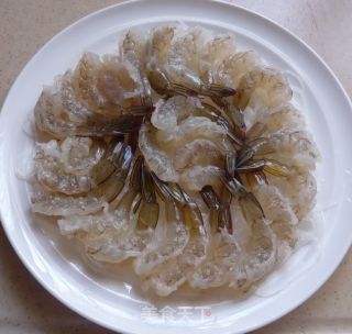 清蒸蒜蓉凤尾虾的做法步骤：2