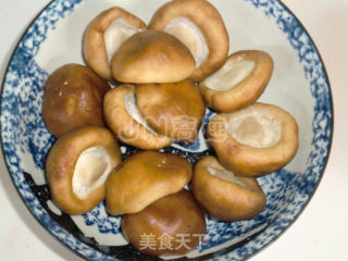 【徽菜】红烧鲜虾酿香菇的做法步骤：1