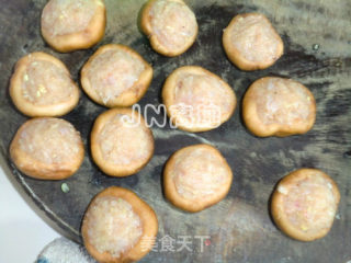 【徽菜】红烧鲜虾酿香菇的做法步骤：9