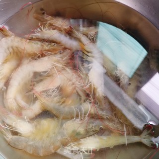 白灼基围虾的做法步骤：1