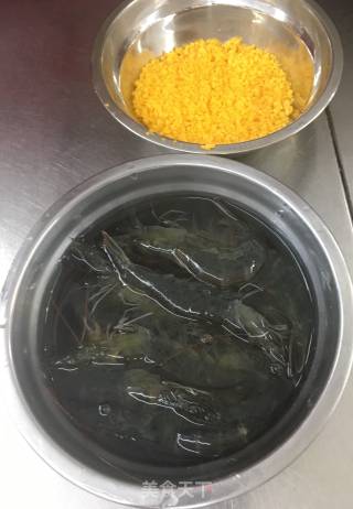 咸蛋黄虾的做法步骤：1