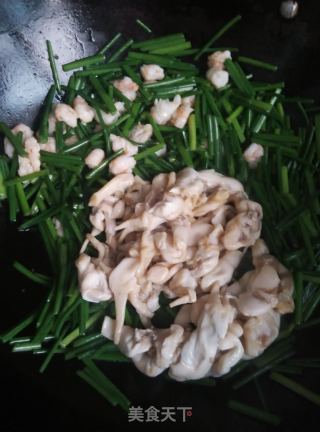 海鲜韭菜花炒饭的做法步骤：4