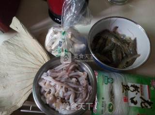 荷香剁椒鱿鱼虾的做法步骤：1
