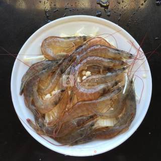 葱油金针菇蒸对虾的做法步骤：3