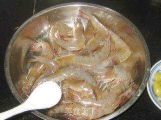 白果青红椒炒对虾的做法步骤：1