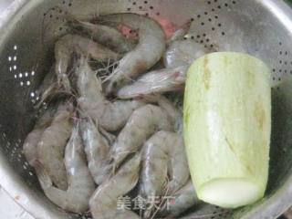 西葫芦炒虾的做法步骤：1