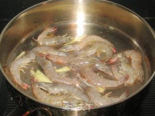 青椒炒对虾的做法步骤：3