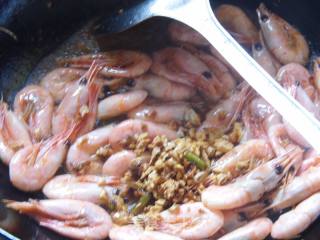 香蒜北极虾的做法步骤：7