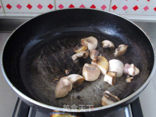 干煸蘑菇北极虾的做法步骤：4