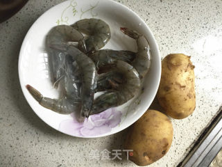 土豆炒虾的做法步骤：1