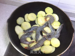 土豆炒虾的做法步骤：4