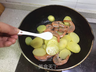 土豆炒虾的做法步骤：5