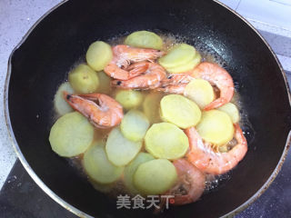 土豆炒虾的做法步骤：7