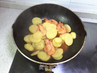 土豆炒虾的做法步骤：8