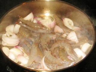 洋葱炒对虾的做法步骤：2