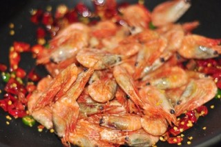 干锅香辣北极虾的做法步骤：10