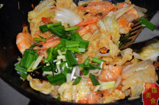 幸福美食：味美鲜香的青岛特色菜品大虾烧白菜的做法步骤：5