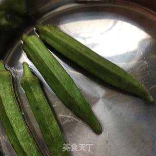 “下饭菜”秋葵炒鲜虾的做法步骤：4