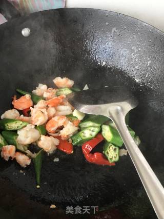 “下饭菜”秋葵炒鲜虾的做法步骤：12
