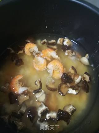 香菇瑶柱虾粥的做法步骤：3