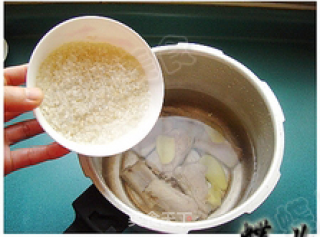 【加拿大野生北极虾】北极虾干贝排骨粥--咸味腊八粥的做法步骤：5