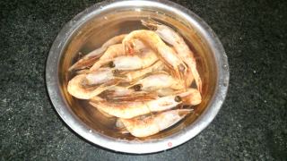 蒜香北极虾的做法步骤：2