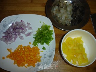 菠萝海鲜焗饭的做法步骤：2