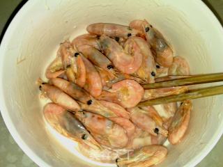 【平淡的幸福】香酥北极虾的做法步骤：2