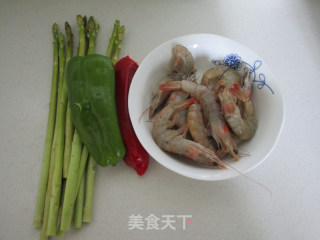 芦笋青椒凤尾虾的做法步骤：1