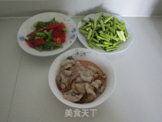 芦笋青椒凤尾虾的做法步骤：4