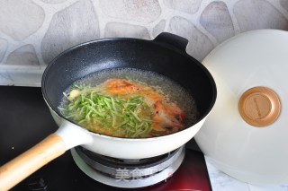 鲜虾萝卜丝热汤面的做法步骤：6