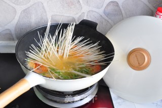 鲜虾萝卜丝热汤面的做法步骤：7